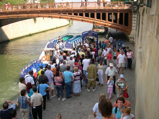  embarquement pour une croisière commentée sur la Seine